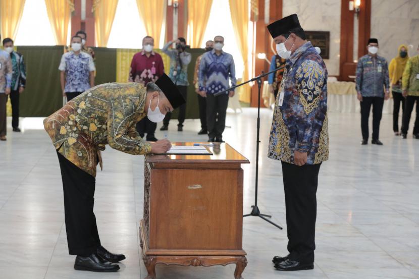 Gubernur Kalimantan Selatan Dr ( HC) H Sahbirin Noor melantik secara resmi melantik sekaligus pengambilan sumpah jabatan Direktur Utama Bank Kalsel, Hanawijaya, (04/12) di Mahligai Pancasila, Banjarmasin. 