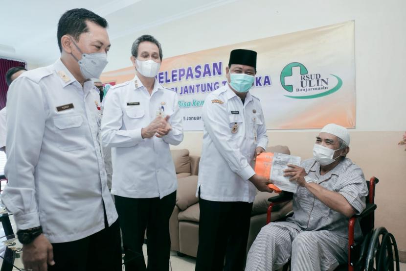Gubernur Kalimantan Selatan Dr. HC H Sahbirin Noor, melepas kepulangan dua pasien jantung di RSUD Ulin Banjarmasin yaitu Fadlan Nursin dan H Abdul Mukti, direkomendasikan tim medis bisa pulang ke rumah. 