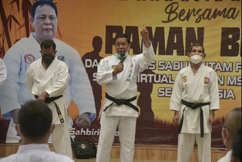 Gubernur Kalimantan Selatan Dr (HC) Sahbirin Noor, memimpin secara langsung latihan ilmu bela diri karate sabuk hitam di Kiram Park, Kecamatan Karang Intan, Kabupaten Banjar, Ahad (5/12) pagi.