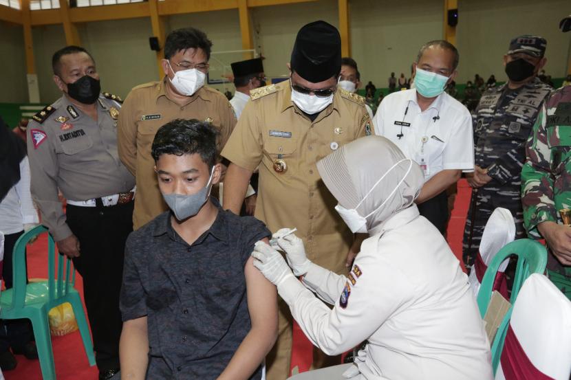 Gubernur Kalimantan Selatan H Sahbirin Noor aktif memantau dan memberikan semangat terhadap program vaksinasi massal bagi masyarakat di daerahnya