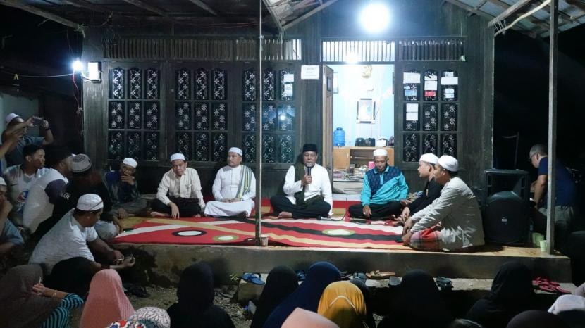 Gubernur Kalimantan Selatan H. Sahbirin Noor atau Paman Birin memanfaatkan momentum Ramadhan dengan menjalin silaturahim bersama masyarakat. Kebersamaan yang dijalin melalui  kegiatan religius dan sahur bersama rakyat.