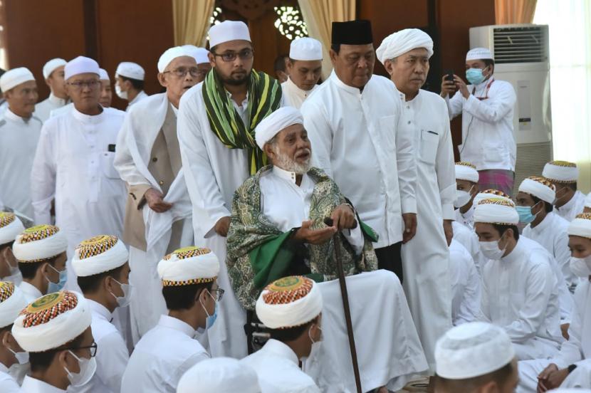 Gubernur Kalimantan Selatan H. Sahbirin Noor atau Paman Birin membaur dengan para ulama yang hadir dalam Peringatan haul Ganal ke-216 Datu Kalampayan.