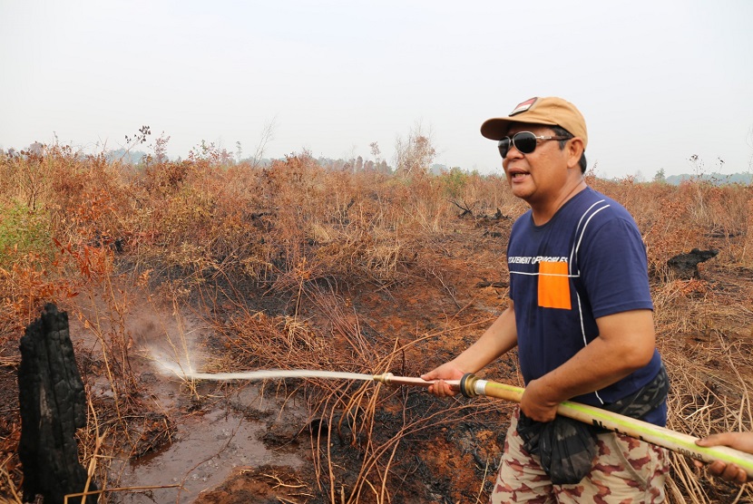 Gubernur Kalimantan Selatan H Sahbirin Noor atau Paman Birin turun langsung ke lapangan turut membantu memadamkan kebakaran hutan dan lahan.