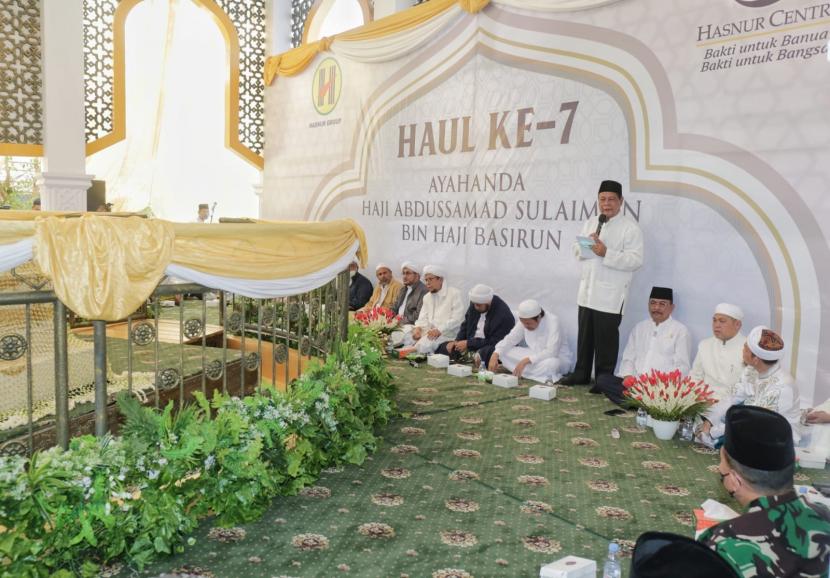 Gubernur Kalimantan Selatan, H Sahbirin Noor bersama ulama dan para habaib turut  menghadiri haul ke-7 Almarhum H Abdussamad Sulaiman HB (Haji Leman) yang berlangsung di Kompleks Makam Founder Hasnur Group - Marabahan, Barito Kuala pada Rabu (30/3/2022).