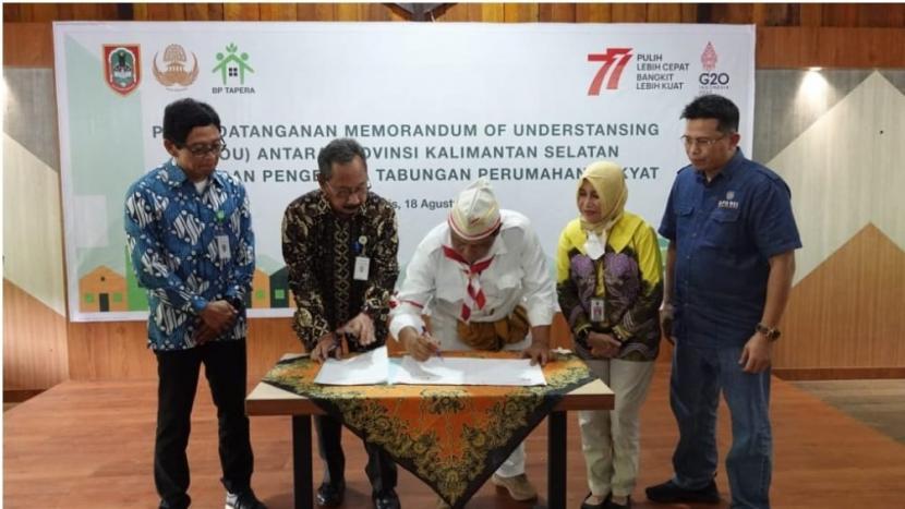 Gubernur Kalimantan Selatan H. Sahbirin Noor dan Komisioner Badan Pengelola Tabungan Perumahan Rakyat (BP Tapera) Adi Setianto menandatangani MoU di Kiram Park, Banjar, Kamis (18/8/2022).