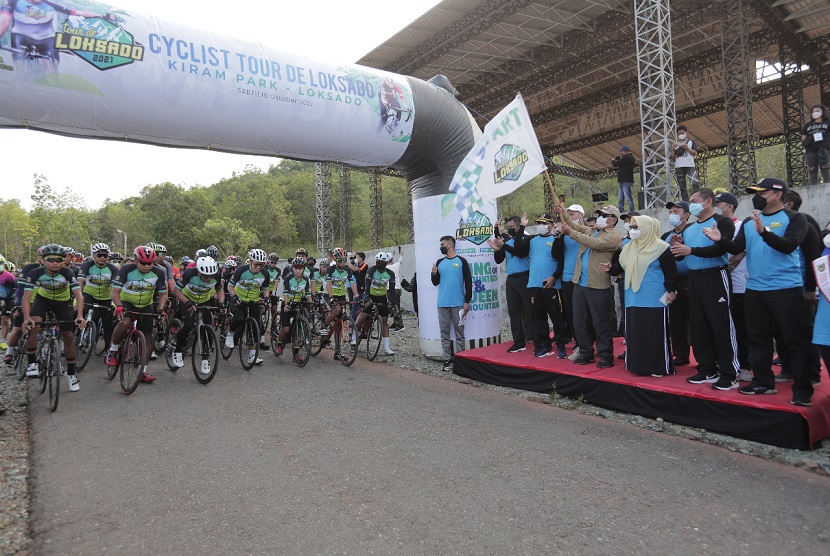 Gubernur Kalimantan Selatan H Sahbirin Noor melepas peserta Tour de Loksado 2021 di Kiram Park, Banjar, Sabtu (16/10) pagi. Menempuh lebih kurang 150 Km para peserta akan mengayuh sepedanya melintasi bentang Geopark Meratus.