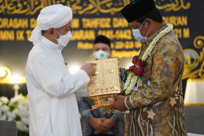 Gubernur Kalimantan Selatan H Sahbirin Noor menerima cinderamata dari KH Wildan Salman saat menghadiri  kelulusan Mustawa 9 angkatan IX Tahun Pelajaran 2020-2021 Madrasah Darussalam Tahfidz dan Ilmu Alquran Martapura, Kalsel, Kamis (30/9).