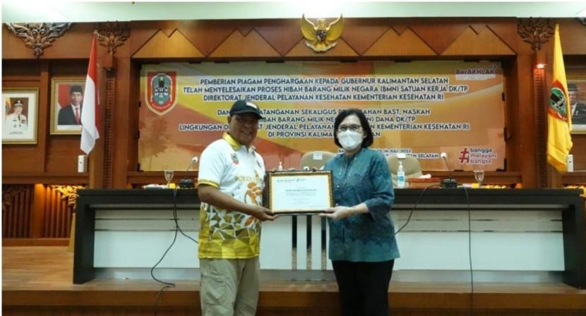 Gubernur Kalimantan Selatan H. Sahbirin Noor menerima penghargaan dari Kementerian Kesehatan Republik Indonesia. Paman Birin, sapaan akrab Sahbirin Noor, dinilai memiliki komitmen tinggi untuk menyelesaikan hibah Barang Milik Negara (BMN) hingga tuntas.