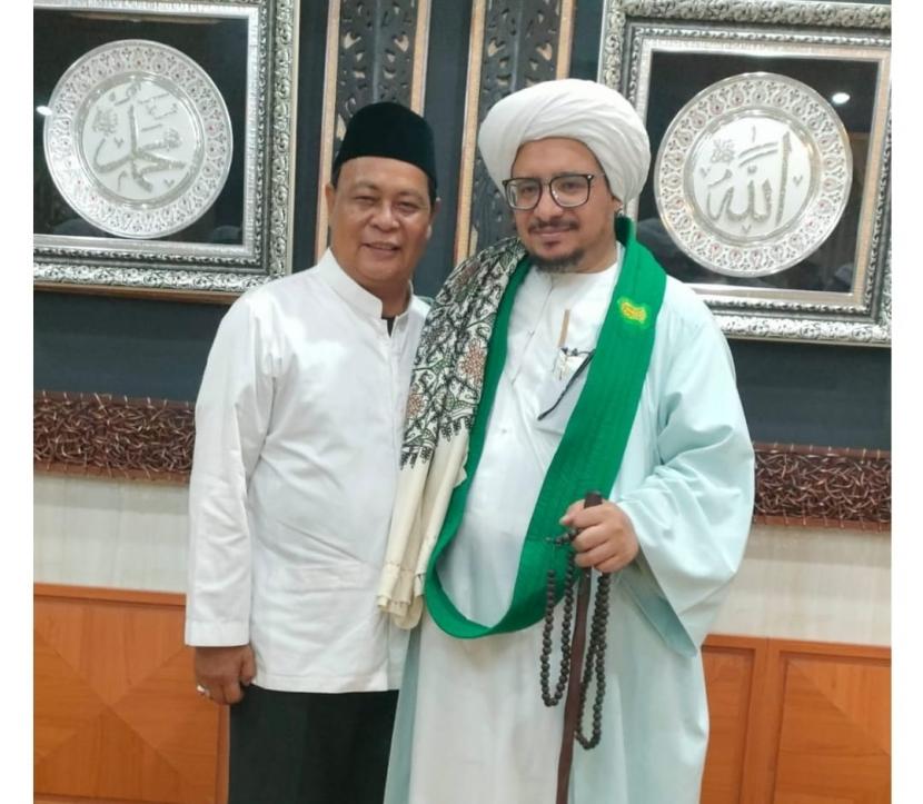 Gubernur Kalimantan Selatan H. Sahbirin Noor menerima silaturahmi tamu istimewa Al Munsib Al Habib Muhammad Al Habsyi (Shohibul Maulid ) dan rombongan dari Seywun Hadramaut di kediamannya Mahligai Pancasila, Jumat (23/9/2022) malam.