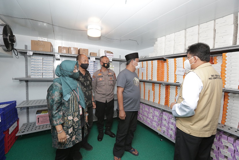 Gubernur Kalimantan Selatan H Sahbirin Noor menyerahkan vaksin sebanyak 112 ribu vial untuk anak usia 6 hingga 11 tahun kepada perwakilan pemerintah Kabupaten Kota. 