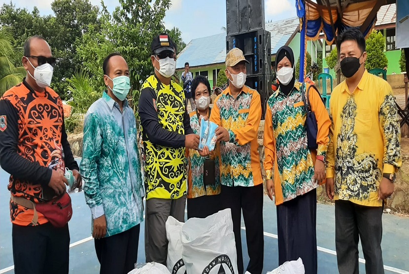 Gubernur Kalimantan Selatan H Sahbirin Noor serahkan bantuan masker sebanyak 6500 masker untuk seluruh Kabupaten Kota. 