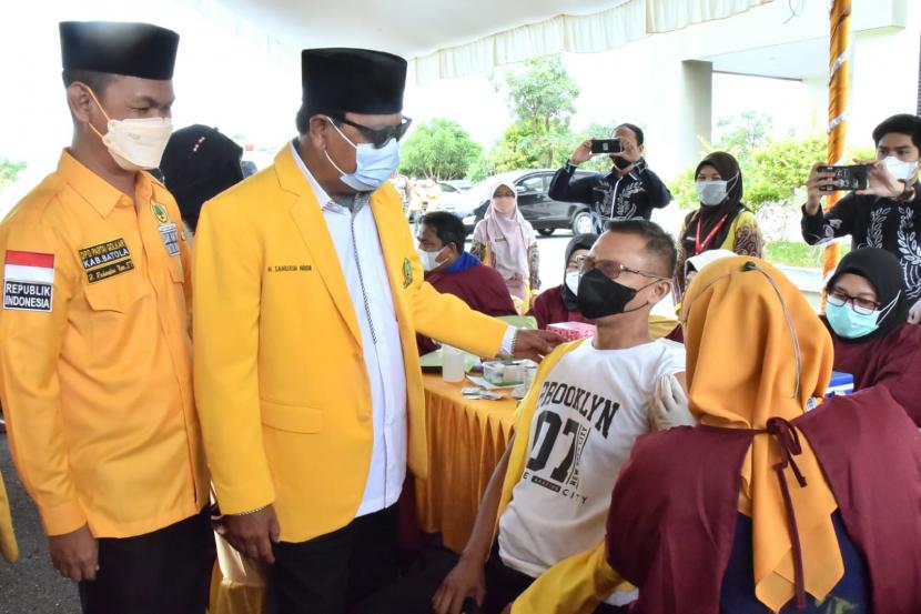 Gubernur Kalimantan Selatan H Sahbirin Noor yang juga Ketua DPD Golkar Kalsel kembali melanjutkan peninjauan vaksinasi bergerak di Kabupaten Barito Kuala dan Kota Banjarmasin, Kamis (10/3/2022).
