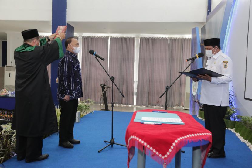 Gubernur Kalimantan Selatan (Kalsel) H Sahbirin Noor melantik Syaiful Anwar menjadi Direktur Utama PT Air Minum (PDAM) Intan Banjar. 