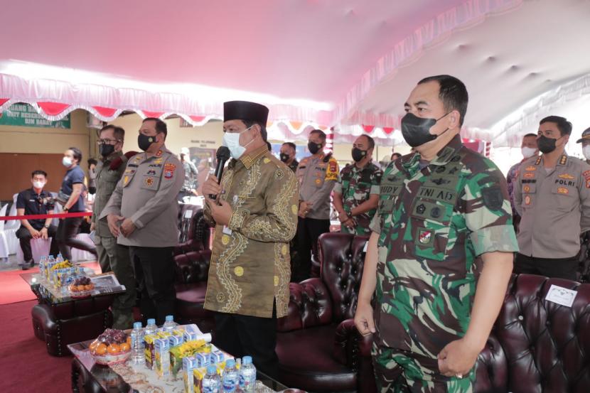 Gubernur Kalimantan Selatan (Kalsel) Sahbirin Noor atau Paman Birin menyampaikan paparan capaian vaksinasi di daerahnya kepada Presiden Joko Widodo (Jokowi), via Zoom Meeting, di Halaman Kantor Polsek Banjar Barat.