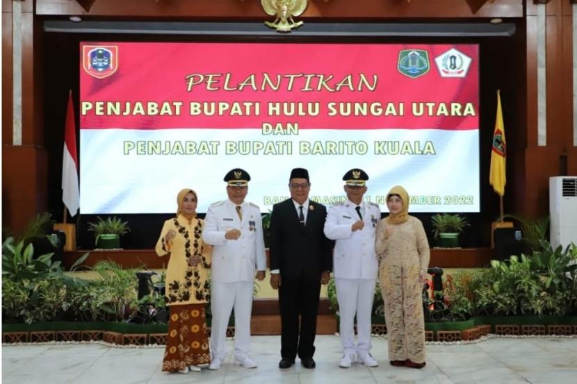 Gubernur Kalimantan Selatan (Kalsel) Sahbirin Noor melantik Penjabat Bupati Barito Kuala dan Penjabat Bupati Hulu Sungai Utara di Gedung Mahligai Pancasila.