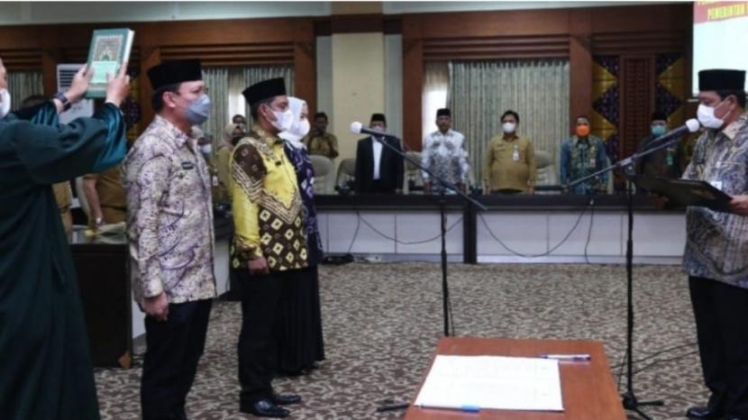 Gubernur Kalimantan Selatan (Kalsel) Sahbirin Noor melantik tiga Pejabat Pimpinan Tinggi Pratama di Lingkup Pemprov Kalsel di Ruang Aberani Sulaiman Setdaprov Kalsel Banjarbaru pada Selasa (19/7/2022).