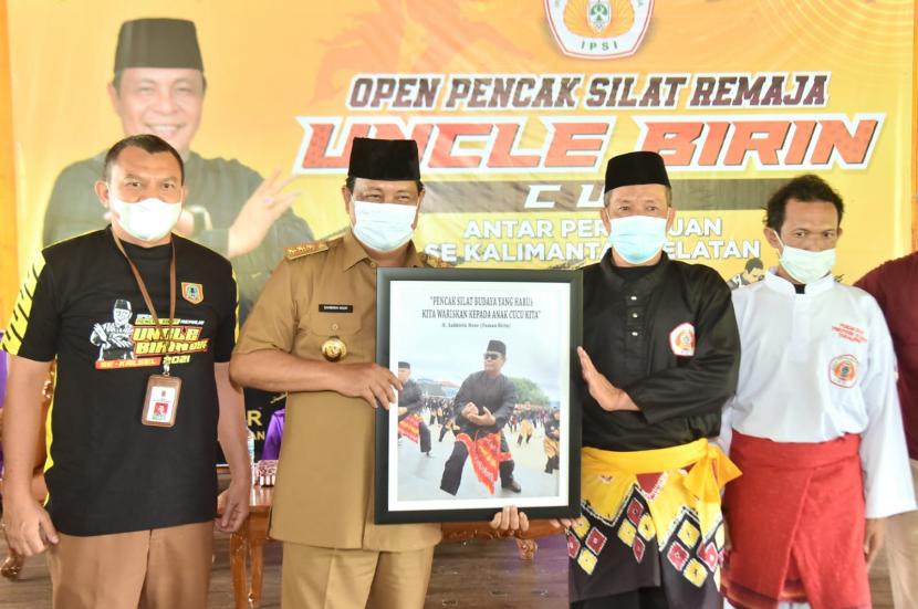 Gubernur Kalimantan Selatan (Kalsel) Sahbirin Noor membuka Kejuaraan Pencak Silat Remaja Uncle Birin Cup 2021 di Kiram Park, Kabupaten Banjar, Senin (1/11) pagi.