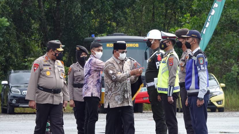 Gubernur Kalimantan Selatan (Kalsel) Sahbirin Noor memimpin Apel Gelar Pasukan Operasi Lilin 2021, dalam rangka kesiapan mengawal kondusivitas dan keamanan Perayaan Natal 2021 dan Tahun Baru ( Nataru) 2022. 