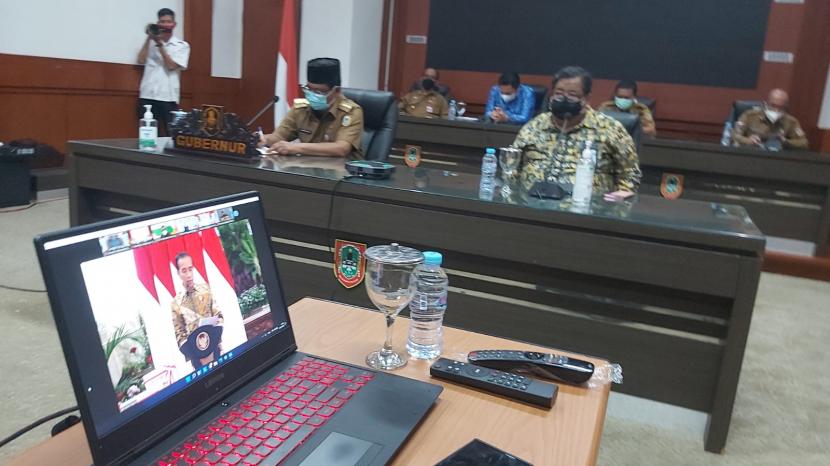 Gubernur Kalimantan Selatan (Kalsel) Sahbirin Noor menerima Daftar Isian Pelaksanaan Anggaran (DIPA) dan Daftar Alokasi Transfer ke Daerah dan Dana Desa (TKDD) Tahun 2022. 