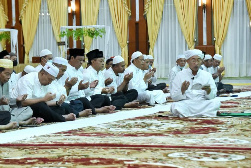 Gubernur Kalimantan Selatan (Kalsel) Sahbirin Noor mengajak seluruh lapisan elemen Muslim Muslimah di Kalsel untuk bersama memohon perlindungan untuk Banua dan bangsa Indonesia di malam Nisfu Syaban ini.