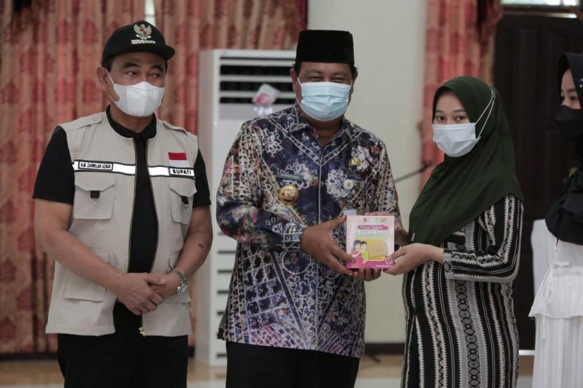 Gubernur Kalimantan Selatan (Kalsel) Sahbirin Noor mengapresiasi capaian vaksinasi yang dilakukan Pemerintah Kabupaten Tanah Bumbu (Tanbu) saat tinjau vaksinasi di Mahligai Bersujud (Kapet), Jumat (5/11). 