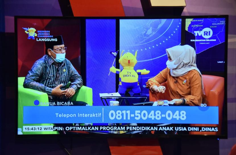 Gubernur Kalimantan Selatan (Kalsel) Sahbirin Noor menjadi salah satu narasumber di talkshow Banua Bicara TVRI Kalsel, Banjarmasin.