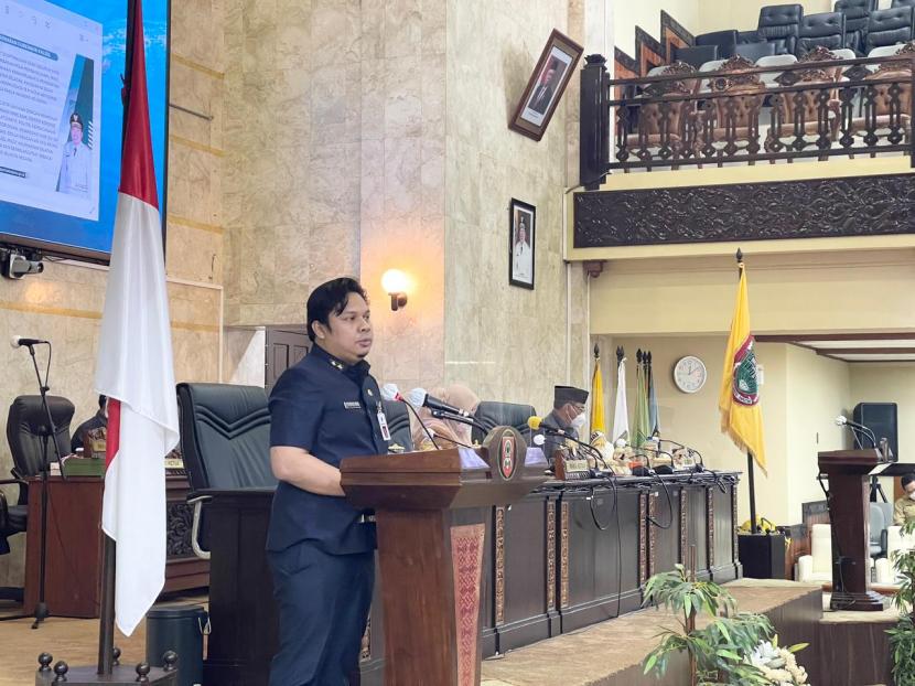  Sekretaris Daerah Provinsi Kalimantan Selatan, Roy Rizali Anwar saat mewakili Gubernur Kalsel dalam rapat paripurna DPRD Provinsian Kalsel, di Banjarmasin.