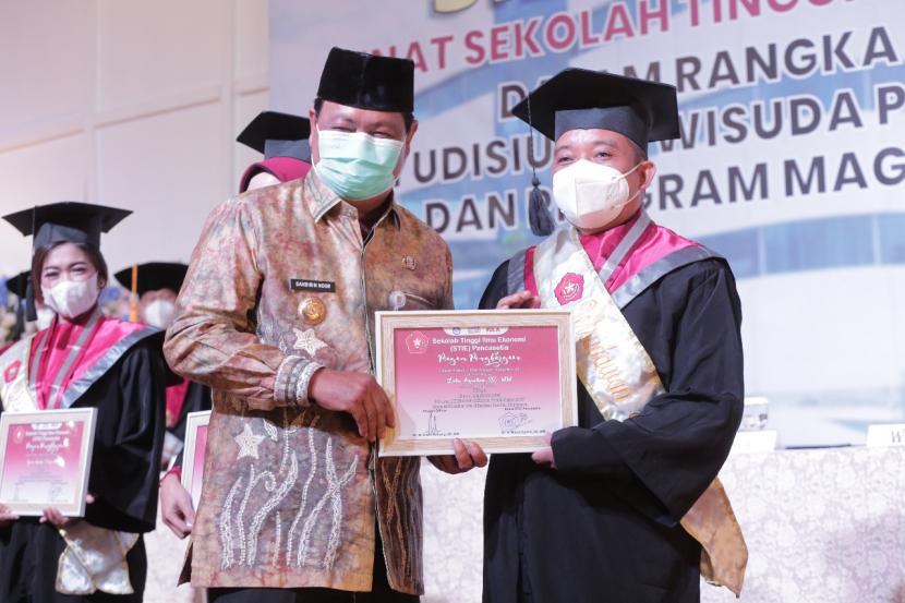 Gubernur Kalimantan Selatan (Kalsel) Sahbirin Noor, SH, MH  menghadiri Wisuda Sekolah Tinggi Ilmu Ekonomi (STIE) Pancasetia dalam rangka Dies Natalis XXIX, Yudisium dan Wisuda Pasca Sarjana XXIV dan Magister Manajemen XIII, di Banjarmasin, Kamis (18/11).