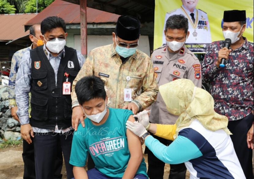 Gubernur Kalimantan Selatan mengucapkan syukur mendalam  atas terlampauinya target vaksinasi covid 19. Sejak dilantik Presiden Jokowi pada 25 Agustus 2021 lalu, Paman Birin bersama Wakil Gubernur H Muhidin berkomitmen fokus penangan pandemi Covid 19 di Kalsel.