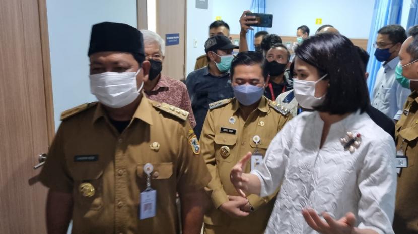 Gubernur Kalimantan Selatan Sahbirin Noor dan Wali Kota Banjarmasin Ibnu Sina meresmikan Siloam Hospitals Banjarmasin sebagai rumah sakit ke-40 dari jaringan Siloam Hospitals Group melalui penandatanganan prasasti pada Selasa (24/5/2022). 