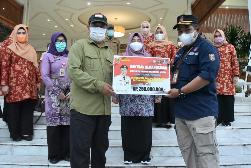 Gubernur Kalimantan Selatan, Sahbirin Noor melepas bantuan sosial peduli bencana banjir di Provinsi Kalimantan Tengah. Bertempat di halaman Mahligai Pancasila, Banjarmasin (24/9) pagi.