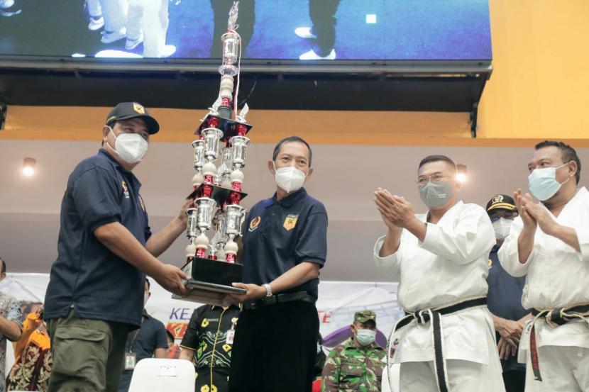 Gubernur Kalimantan Selatan Sahbirin Noor membuka Kejuaraan Karate Ketua Umum KONI Kota Banjarmasin Cup II tahun 2021 di GOR Hasanuddin, Banjarmasin, Jumat (29/10) pagi.