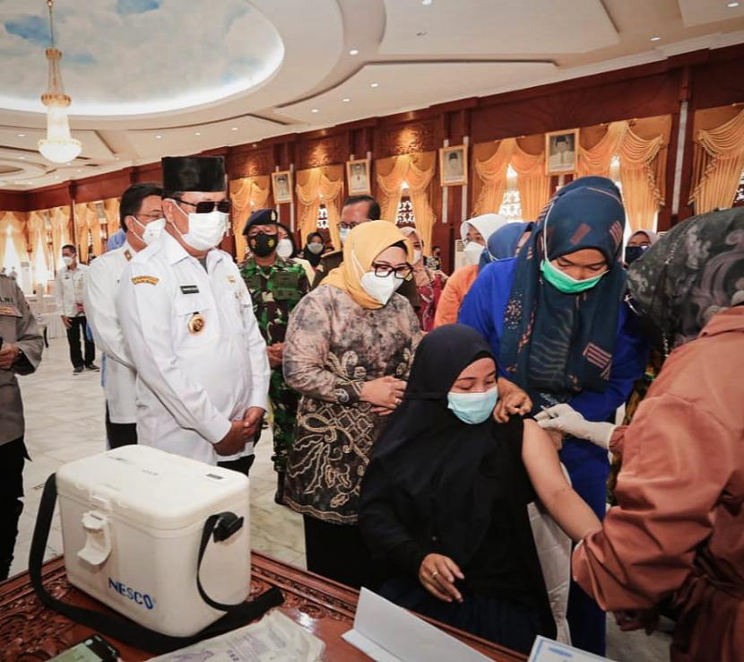 Gubernur Kalimantan Selatan Sahbirin Noor membuka penyelenggaraan vaksinasi Covid-19 bagi ibu hamil di Mahligai Pancasila, Banjarmasin (8/9). Sebanyak 50 orang perwakilan ibu hamil mendapat suntikan dosis vaksin pertama, dengan jenis Sinovac.
