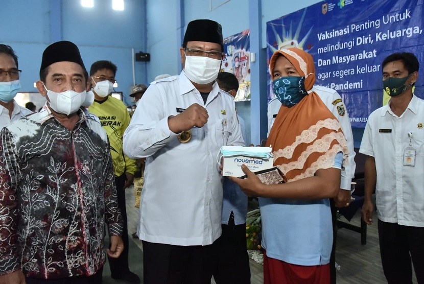 Gubernur Kalimantan Selatan Sahbirin Noor memimpin langsung monitoring vaksinasi bergerak bersama Fokopimda dikuti seluruh Kepala SKPD yang dimulai dari Mahligai Pancasila, Banjarmasin, (3/11) pagi. 