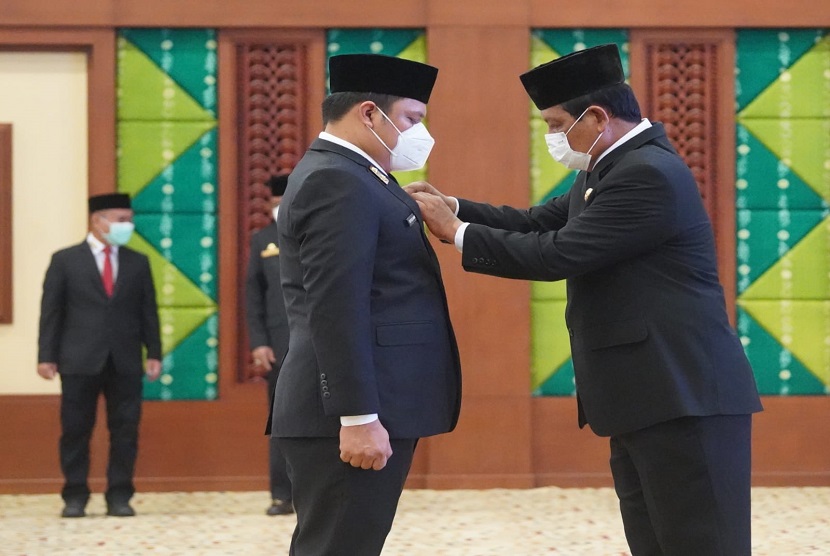  Gubernur Kalimantan Selatan Sahbirin Noor menyematkan secara simbolis tanda kehormatan Satyalancana Karya Satya kepada Pengawai Negeri Sipil di lingkungan Pemprov Kalsel yang telah mengabdi selama 10, 30 dan 30 tahun.