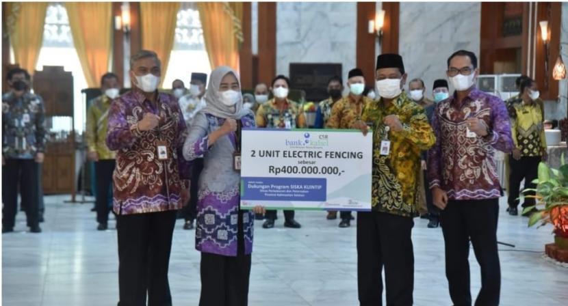 Gubernur Kalimantan Selatan Sahbirin Noor menyerahkan bantuan Corporate Social Responsibility (CSR) dari PT Bank Pembangunan Daerah kepada Dinas Perkebunan dan Peternakan (Disbunnak) Provinsi Kalimantan Selatan (Kalsel).