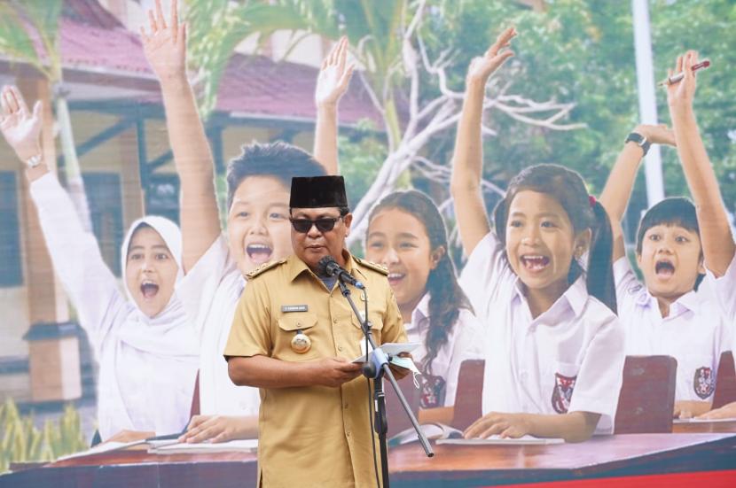 Gubernur Kalimantan Selatan Sahbirin Noor menyerahkan penghargaan Adiwiyata kepada 37 sekolah setingkat SD, SMP, sampai SMA, yang berada di bawah binaan Pemprov Kalsel, Senin (13/12).