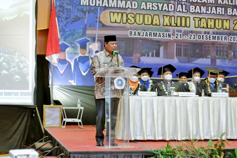 Gubernur Kalimantan Selatan, Sahbirin Noor saat memberikan sambutan pada wisuda ke-43 Universitas Islam Kalimantan (UNISKA) Muhammad Arsyad Al Banjari (MAB) di Hotel Golden Tulip Banjarmasin, Kamis (23/12).