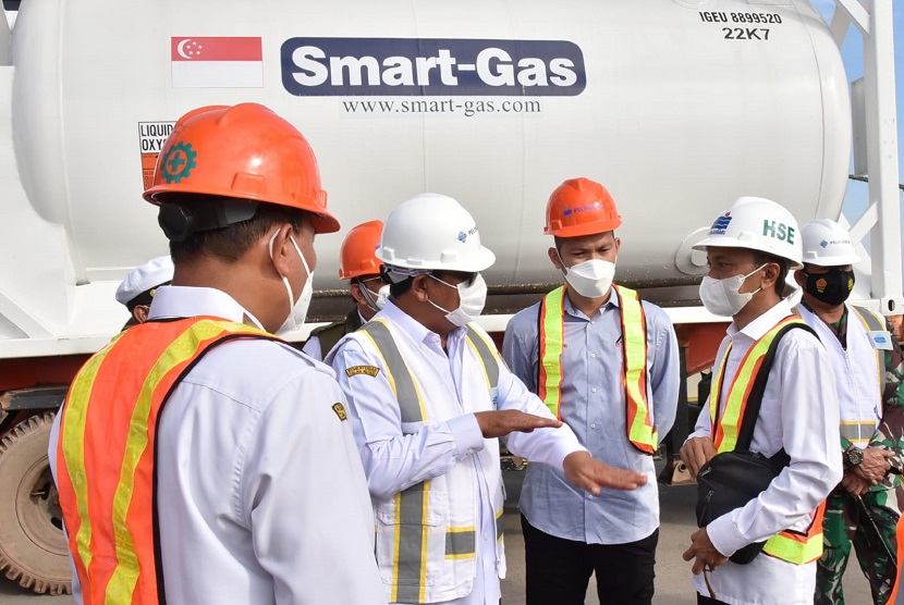 Gubernur Kalimantan Selatan Sahbirin Noor saat menjemput kedatangan oksigen cair Pelabuhan Peti Kemas Trisakti, Banjarmasin, Rabu (1/9/2021)