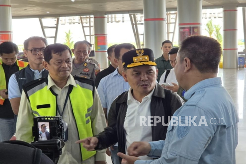 Gubernur Kalimantan Tengah  Agustiar Sabran mengunjungi Bandara Tjilik Riwut seusai dimulainya operasional Posko Pusat Angkutan Lebaran 2025, Sabtu (22/3/2025).