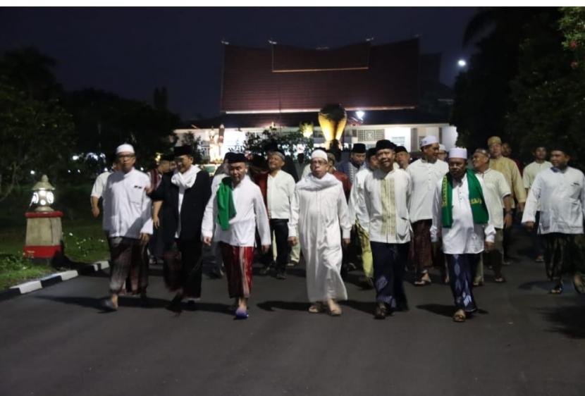 Gubernur Kalimantan Tengah, Forkopimda, Pimpinan Ormas Islam, Kepala Perangkat Daerah hingga ASN menggelar shalat subuh berjamaah.