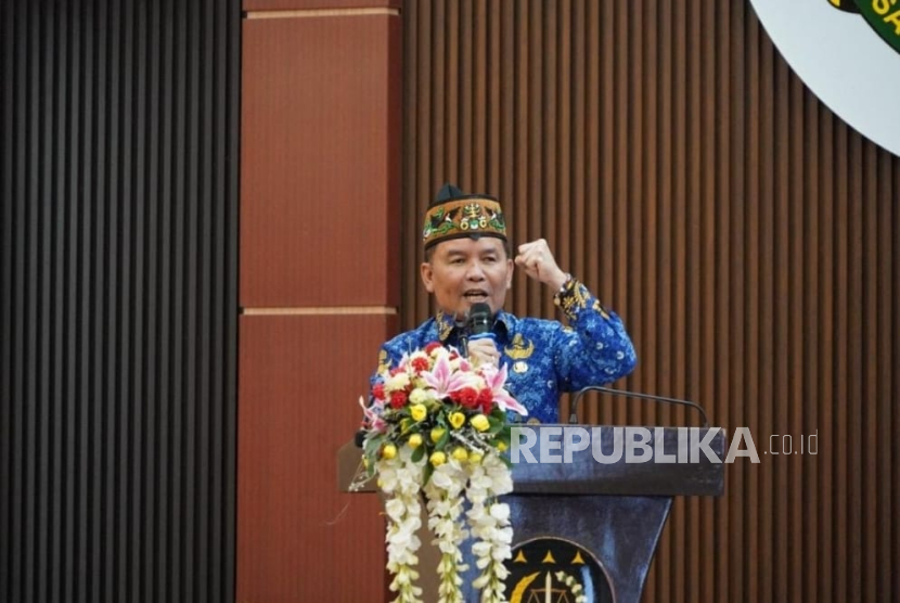 Gubernur Kalimantan Tengah H Agustiar Sabran meminta jajarannya mendukung penertiban kawasan hutan dan bekerja sama untuk memastikan kekayaan hutan benar-benar dikekola optimal.