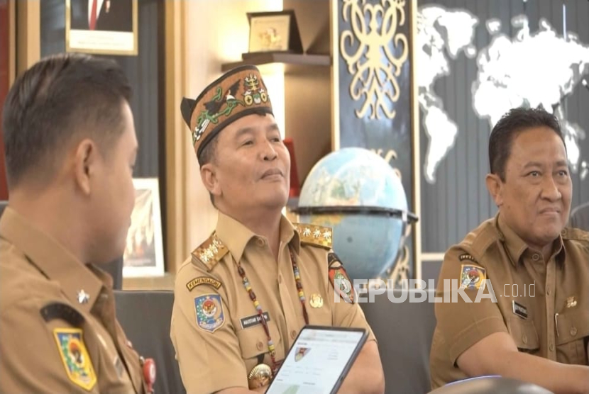 Gubernur Kalimantan Tengah H. Agustiar Sabran turun langsung menjadi pengajar dalam program Pak Agustiar Mengajar – The Series #1 pada Senin (26/5/2025).