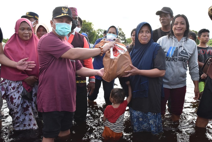 Gubernur Kalimantan Tengah H. Sugianto Sabran kembali kunjungi Kabupaten Katingan untuk melihat langsung kondisi terkini banjir di Kabupaten Katingan, sekaligus memastikan distribusi bantuan bagi masyarakat terdampak  banjir, benar-benar sampai pada sasaran. 