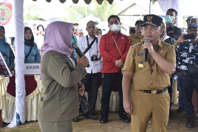 Gubernur Kalimantan Tengah H. Sugianto Sabran kembali menyusuri wilayah barat untuk meninjau langsung pelaksanaan pasar murah dan pasar penyeimbang.