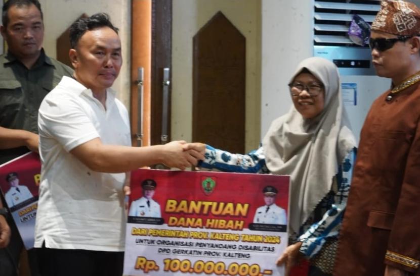 Gubernur Kalimantan Tengah H. Sugianto Sabran menyerahkan bantuan dana hibah.