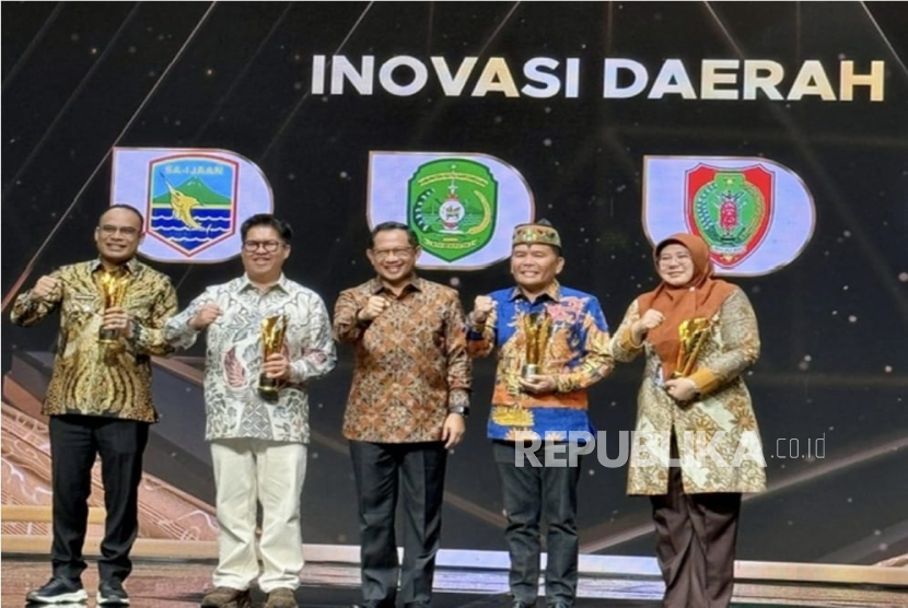 Gubernur Kalimantan Tengah (Kalteng) H. Agustiar Sabran menerima Penghargaan Kategori Inovasi Daerah Bidang Pendidikan pada ajang bergengsi Pemimpin Daerah Award (PDA) 2025.