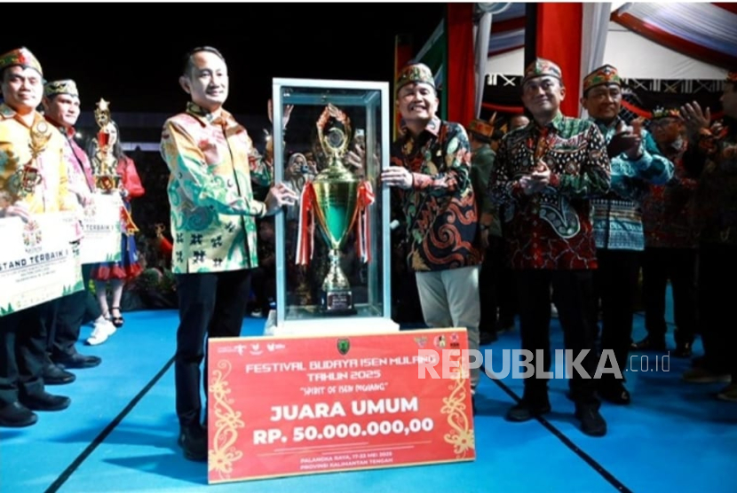 Gubernur Kalimantan Tengah (Kalteng) H. Agustiar Sabran secara resmi menutup rangkaian kegiatan Festival Budaya Isen Mulang (FBIM) dan Kalteng Expo Tahun 2025 yang digelar di Stadion Tuah Pahoe, Palangka Raya, Jumat (23/5/2025) malam.