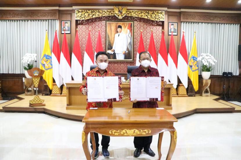 Gubernur Kalimantan Tengah (Kalteng) H. Sugianto Sabran bersama Gubernur Bali Wayan Koster melakukan penandatanganan Naskah Kesepakatan Bersama.