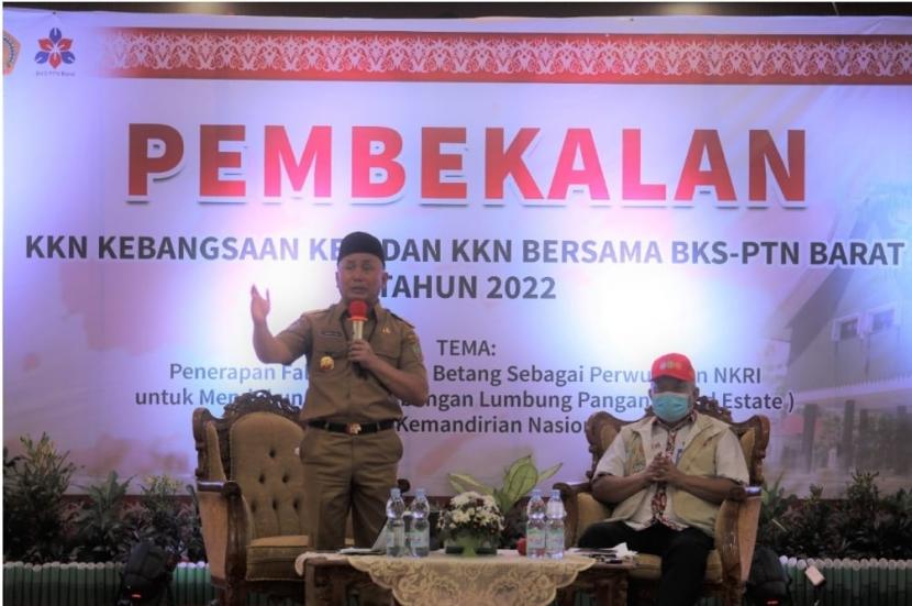 Gubernur Kalimantan Tengah (Kalteng) H. Sugianto Sabran memberikan Pembekalan KKN (Kuliah Kerja Nyata) Kebangsaan ke-X Tahun 2022 kepada seluruh Mahasiswa se-Indonesia, bertempat di Aula Palangka Universitas Palangka Raya (UPR), Senin (18/7/2022). 